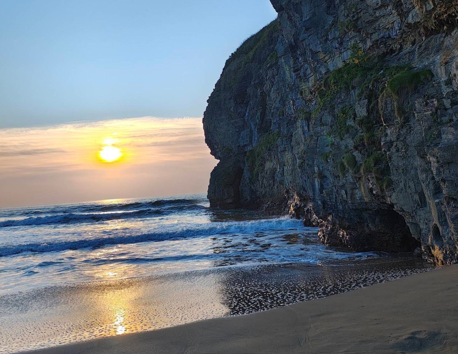 Waves breaking on the cliffs at Ballybunion beach