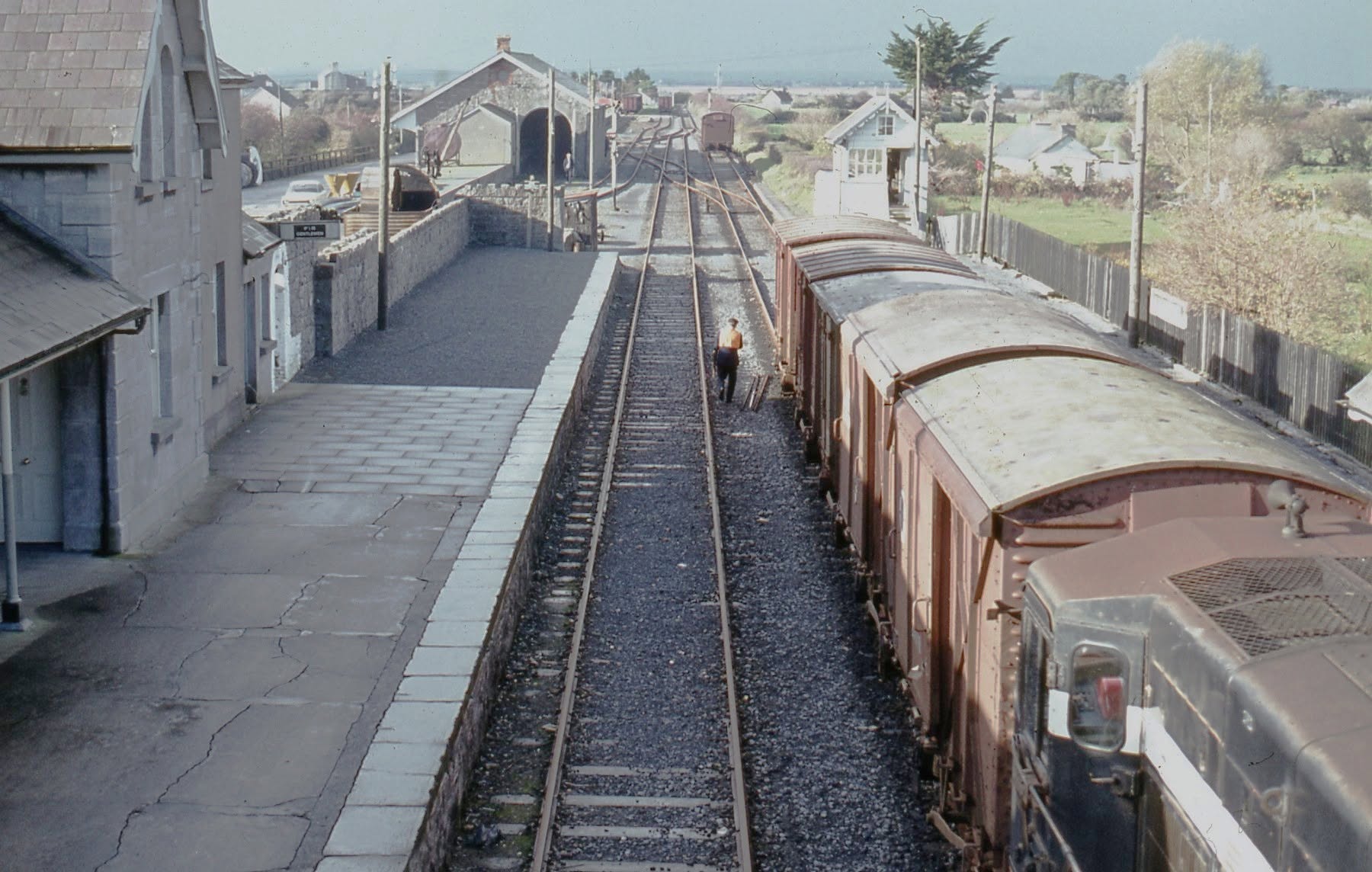 Listowel Station looking along the platforms in November 1976